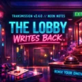 Escena de lobby iluminada con neón y texto en negritas que dice “TRANSMISSION v2.4.0 // NOTAS DE NEÓN” y “EL LOBBY TE CONTESTA”. Un pasillo melancólico brilla en azul y rosa, con una máquina expendedora bajo un letrero que dice “CONFIESA” a la izquierda, un letrero de “SALIDA” arriba, y una recepción con campanita de servicio y humo flotando a la derecha. Unos lentes oscuros y una carta de juego descansan sobre una mesa en primer plano, un panel enmarcado y agrietado cuelga en la pared, y un pequeño logo de gabro aparece en la esquina inferior derecha.