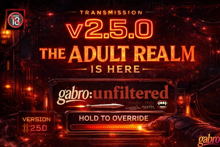 Un póster sci-fi rojo encendido con texto brillante que dice “TRANSMISSION v2.5.0, EL REINO ADULTO YA ESTÁ AQUÍ”. Debajo, un panel muestra el logo de “gabro: unfiltered” con el lema “tierno, luego dientes.” y un ícono de boca con colmillos. Un símbolo de advertencia “Menores de 18” aparece en la esquina superior izquierda, una caja en la parte inferior izquierda dice “VERSIÓN #2.50”, y una mano con guante en la esquina inferior derecha se estira hacia una barra brillante bajo las palabras “MANTÉN PRESIONADO PARA ANULAR”.